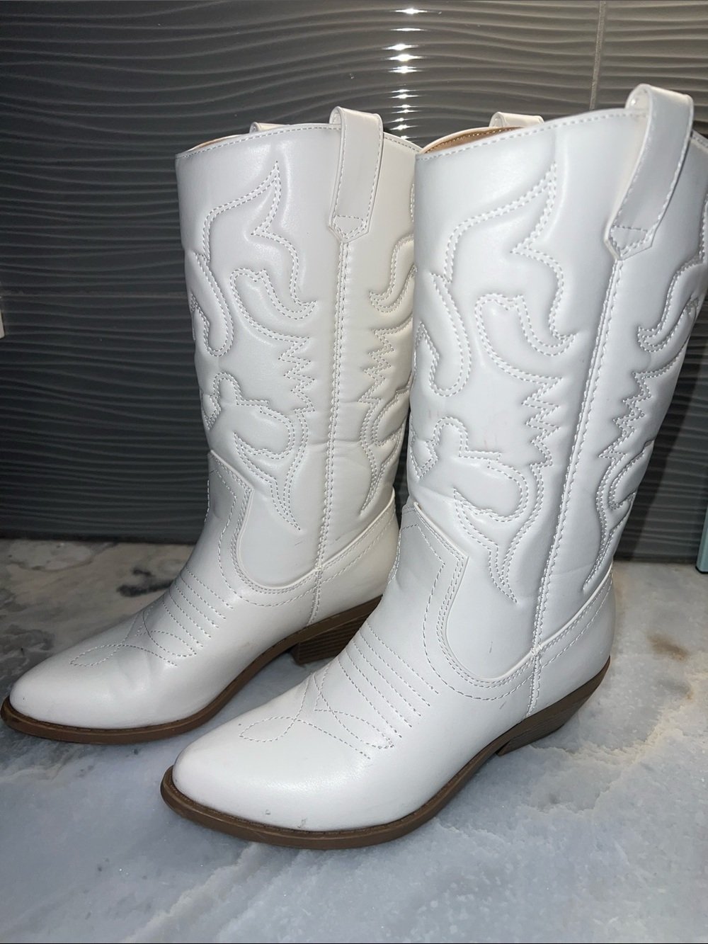 White embroidered low heel cowboy boots - Picture 2 of 6